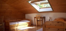  Un lit double, trois lits simples dont un lit gigogne. Il y a des stores d'occultation aux fenêtres de toit.